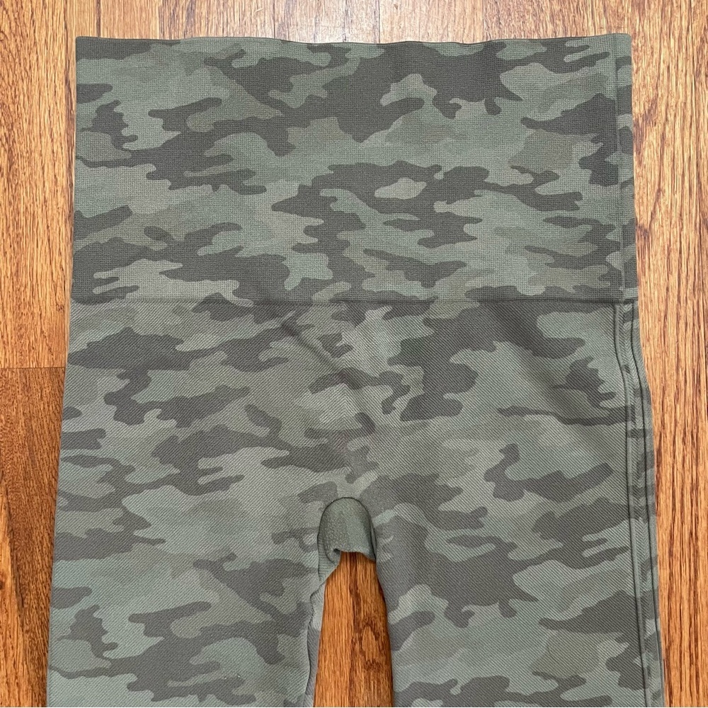 Spanx Look at Me Now Seamless Cropped Leggings in Sage Camo size M - Picture 8 of 11